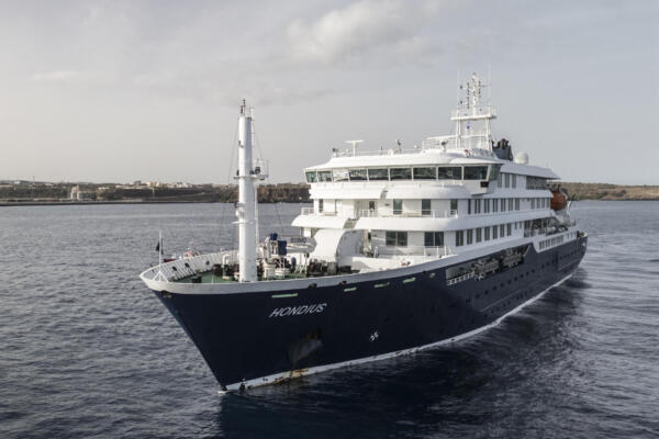 Lo que se sabe del crucero afectado por posible brote de hantavirusThe MV Hondius has been at the centre of an international health scare since Saturday, when WHO was informed that the rare disease -- usually spread from infected rodents typically through urine, droppings and saliva -- was suspected of being behind the deaths of three of its passengers.
As others fell ill, passengers and crew have been in isolation after Cape Verde authorities barred the ship from docking, and as health authorities scrambled to find a port that would take the Hondius. (Photo by AFP)