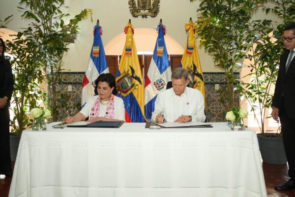 Los cancilleres Gabriela Sommerfeld, de la República del Ecuador, (izquierda), y Roberto Álvarez, de República Dominicana, (derecha). 