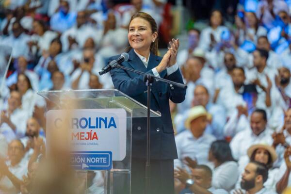 Carolina Mejía durante acto de rendición de cuentas en Santiago.