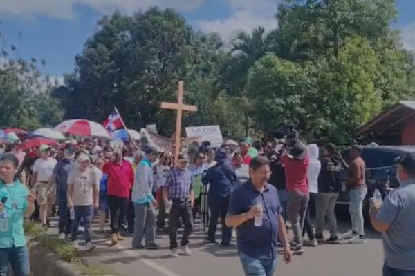 Cientos de comunitarios, ambientalistas, líderes religiosos y dirigentes sociales marcharon este domingo desde el Pie del Santo Cerro hasta la comunidad de Río Seco. Foto: Fuente externa 