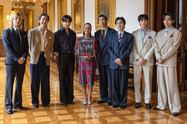 Fotografía cedida este miércoles por la presidencia de México, de la mandataria mexicana, Claudia Sheinbaum (c), posando con los integrantes del grupo surcoreano de K-pop BTS durante una reunión en Palacio Nacional de Ciudad de México (México). EFE 