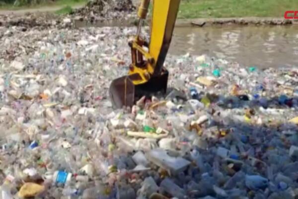 Biobardas y retroexcavadoras contienen desechos en canales de riego.
