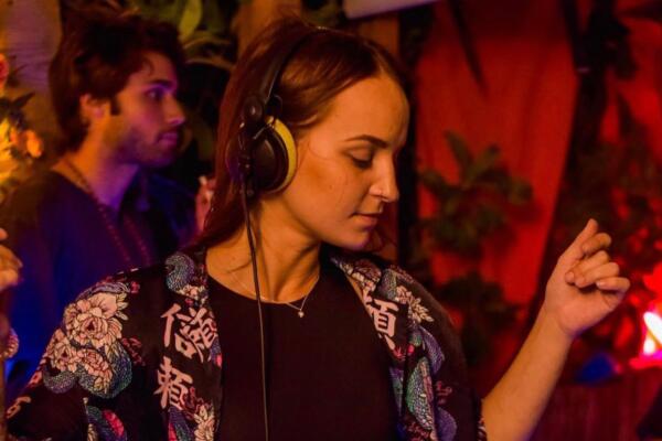 La DJ rusa Liza Oleinik participará en “Ritmo del Bosque” en Ecoaldea RD