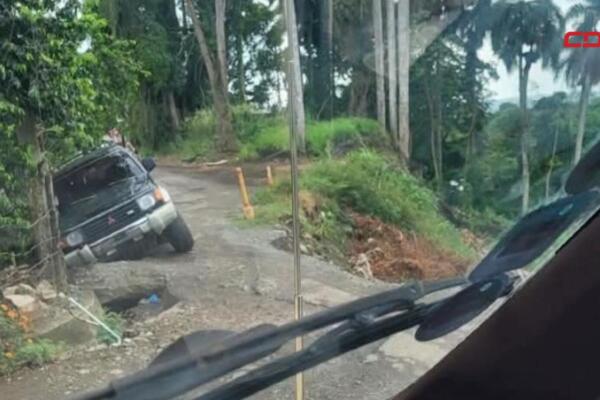 El presidente de la Unión de Juntas de Vecinos Viejo Puerto Rico de Moca, Francisco Colón, alertó sobre un derrumbe frente a la escuela de la comunidad La Soledad que pone en riesgo a estudiantes, padres y transeúntes. El terreno sigue deteriorándose y la comunidad teme una tragedia si no se actúa pronto. Además, residentes de la entrada El Bolsillo, en Boca Férrea (distrito municipal Las Lagunas, Moca), denunciaron el abandono sostenido: la carretera está en malas condiciones, falta agua potable y otros servicios básicos. Cada lluvia torna el acceso prácticamente intransitable, afectando especialmente a estudiantes, envejecientes y enfermos. Frente a la inacción percibida por las autoridades, los comunitarios anunciaron una serie de actividades para visibilizar las carencias y presionar a las autoridades gubernamentales para que intervengan las zonas afectadas.