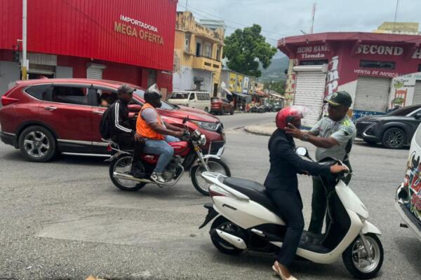 Digesett entregó cascos protectores a madres que transitaban en motocicletas y pasolas en Barahona, como parte de una jornada de prevención vial.
