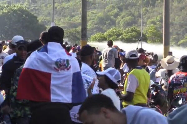 Momento en que la Policía dispersa con chorros de agua a manifestantes en San Juan.