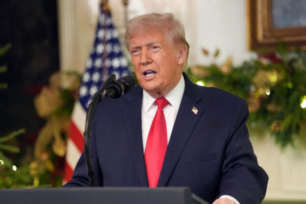 Trump se somete a un examen médico; busca disipar dudas sobre su salud