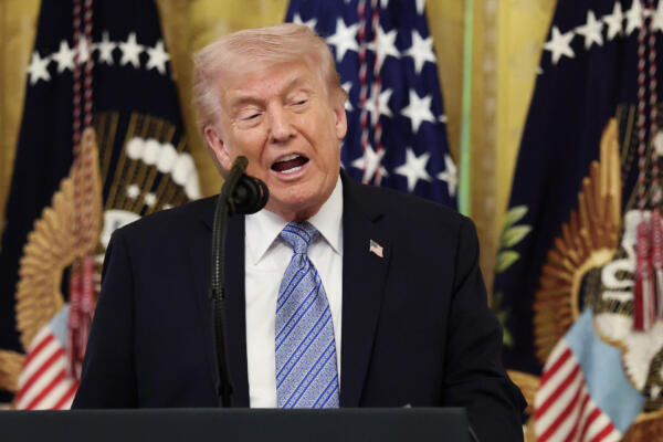 El presidente de Estados Unidos, Donald Trump, pronuncia un discurso durante una cumbre de pequeñas empresas en el Salón Este de la Casa Blanca.  (Foto de Anna Moneymaker / GETTY IMAGES NORTH AMERICA / Getty Images vía AFP)