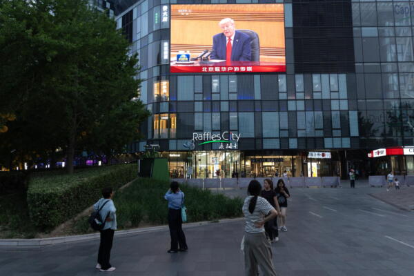 BEIJING (China), 14/05/2026.- Una pantalla en una calle de Pekín muestra al presidente de Estados Unidos, Donal Trump, hablando durante su visita a China. EFE/EPA/JESSICA LEE