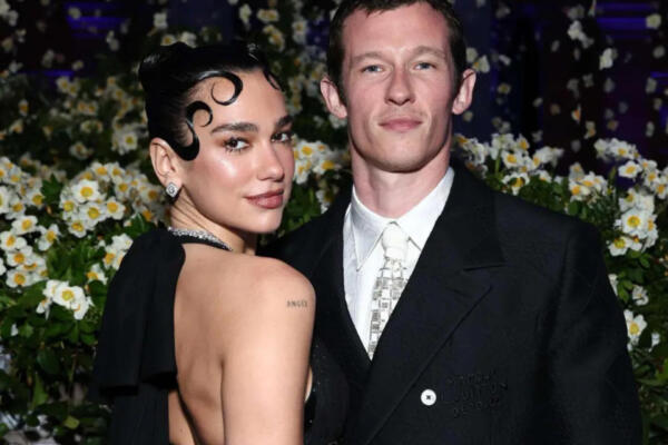 Dua Lipa, cantante británica junto a su prometido, el actor Callum Turner. 