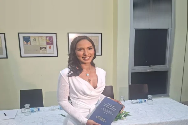 Eykis García presenta libro sobre el ejercicio legal en Francia