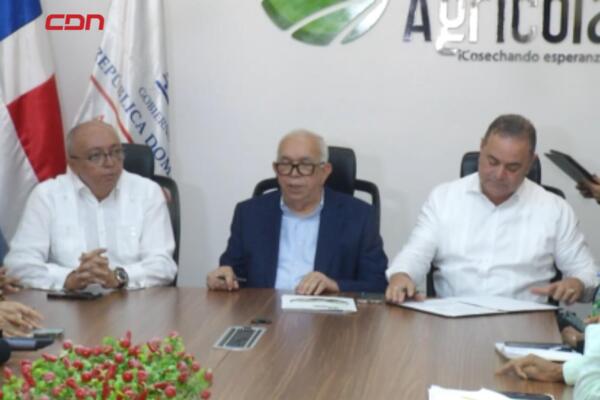 Autoridades del Banco Agrícola y OIRSA durante la firma del acuerdo para reforzar la sanidad agropecuaria en República Dominicana.