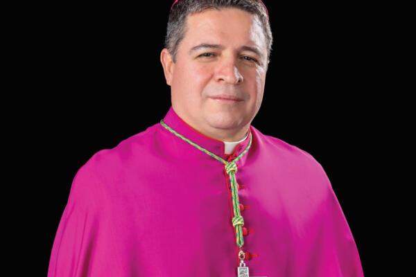 Fotografía divulgada por la Arquidiócesis Católica Romana de Washington donde aparece el hasta ahora obispo auxiliar en Washington, Evelio Menjívar Ayala, quien fue designado en el cargo de obispo en Virginia Occidental de acuerdo con un comunicado del Vaticano.EFE/ Paul Fetters/ Arquidiócesis Católica Romana De Washington
