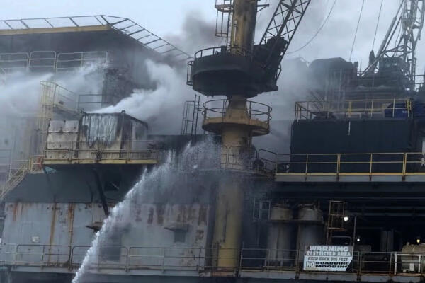 Fotografía divulgada por el Distrito Suroeste de la Guardia Costera de los Estados Unidos (USCG Southwest) que muestra la extinción de un incendio en una plataforma petrolera en Los Ángeles (EE.UU.). EFE/ USCG Southwest