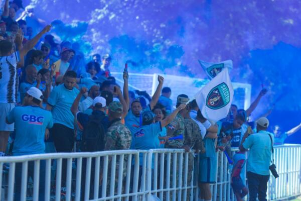 Fanáticos de Salcedo FC celebran en duelo frente a Delfines del Este