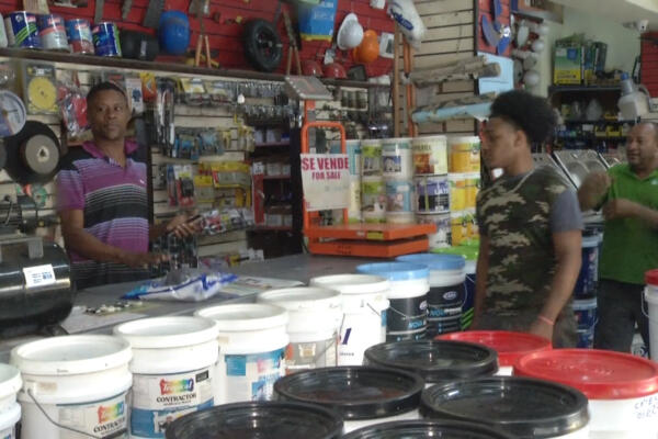 Vendedores reportan subidas en varilla y otros insumos vinculadas a la guerra en Medio Oriente y la dependencia de importaciones, con impacto en precios al público