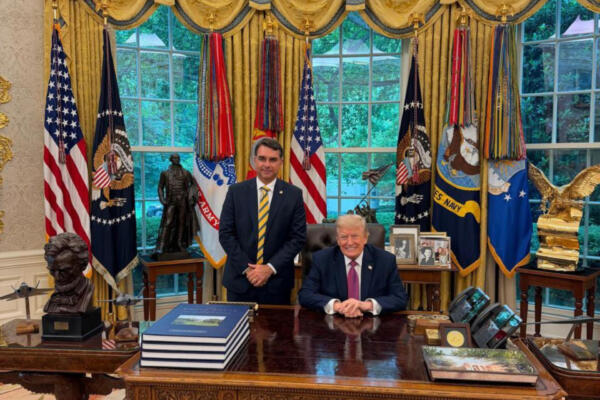 Fotografía tomada de la cuenta oficial en X @FlavioBolsonaro del senador derechista brasileño Flávio Bolsonaro (i) junto al presidente de EE.UU., Donald Trump, este martes en el despacho oval de la Casa Blanca en Washington (EE.UU.). EFE/ @FlavioBolsonaro
