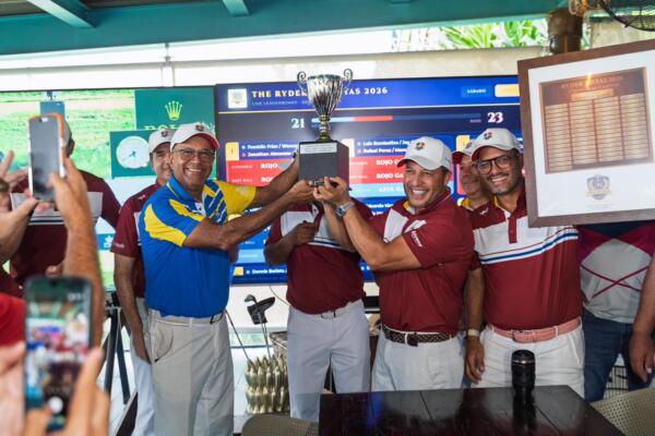 Franklin Frias, capitán del equipo azul, felicita y entrega la RYDER CUP by VISTAS al capitán del equipo rojo, Yovanny Marte