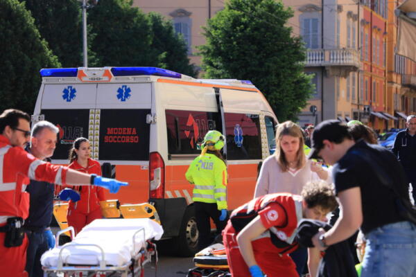 Fuerzas del orden y personal de emergencia trabajan en la zona donde un vehículo arrolló este sábado a varios peatones en el centro de Módena (norte de Italia). EFE/EPA/GIORGIA BASSOLI