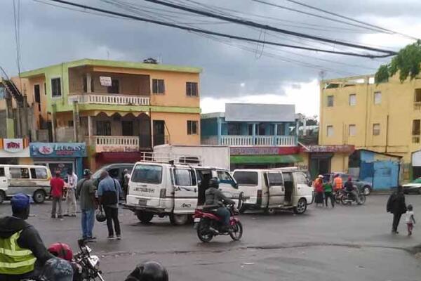 Moradores de Los Guaricanos piden intervención urgente ante riesgo de colapso de vivienda de dos niveles
