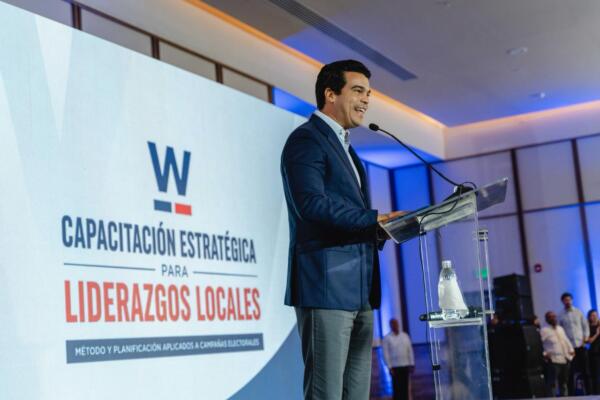 Aspiraciones de Wellington Arnaud entra en fase de capacitación política y electoral de su proyecto. 
Foto: Fuente ex