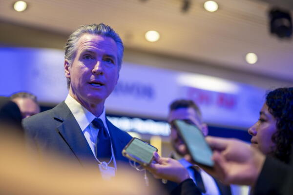 Fotografía de archivo en la que se captó al gobernador del estado de California (EE.UU.), Gavin Newsom (2-i), al atender a la prensa, en Davos (Suiza) EFE/Gian Nehrenzeller