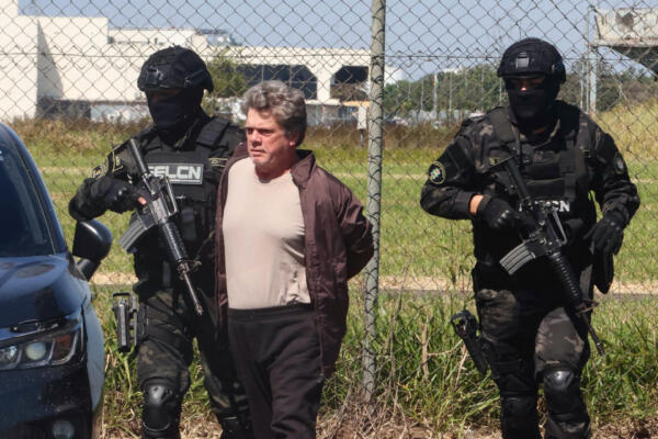 Gerson Palermo (c), considerado uno de los narcotraficantes más buscados en Brasil, fue captado, este 27 de mayo, al ser es custodiado por integrantes de la Fuerza Especial de Lucha Contra el Narcotráfico de Bolivia (FELCN), en Santa Cruz (Bolivia). EFE/Juan Carlos Torrejon