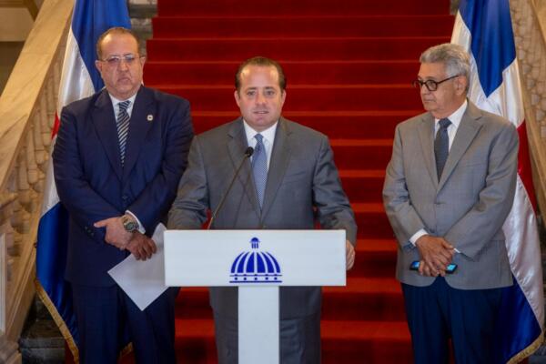 Magín Díaz, ministro de Hacienda y Economía (izquierda),   José Ignacio Paliza, ministro de la Presidencia (centro) y José Rijo Presbot, director general de Presupuesto (derecha).