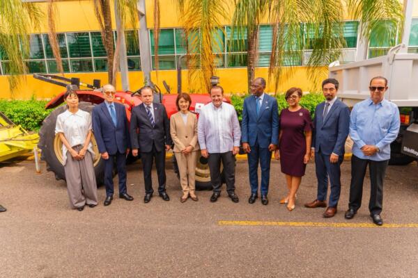 Gobierno recibe 16 equipos donados por Japón para enfrentar el sargazo en las costas dominicanas