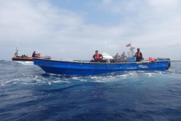 Fotografía tomada el pasado 8 de mayo y cedida este jueves, 14 de mayo, por la Guardia Costera de Estados Unidos que muestra a integrantes de la tripulación del buque Tahoma durante un operativo contra el narcotráfico en aguas del Atlántico, aproximadamente a 90 millas de Cartagena (Colombia). EFE/Guardia Costera EEUU