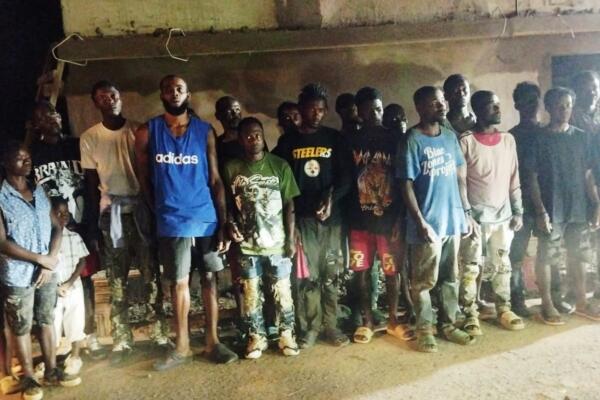 Ejército detiene a 23 haitianos indocumentados que se ocultaban en zona boscosa de Guayubín