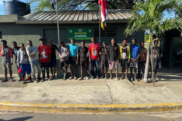 Ejército detiene a 16 indocumentados que intentaban evadir puesto de chequeo en Montecristi