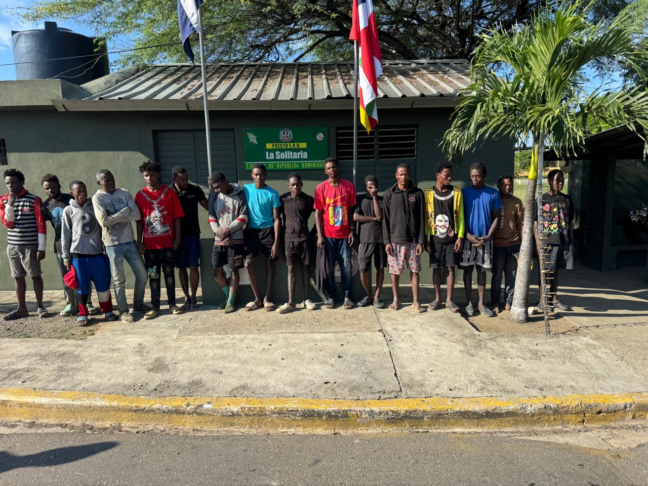 Ejército detiene a 16 indocumentados que intentaban evadir puesto de chequeo en Montecristi