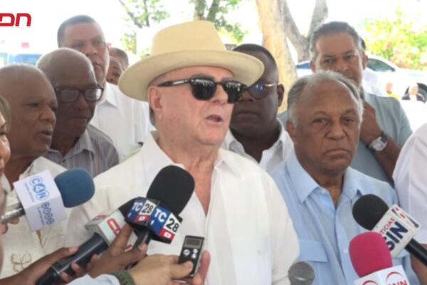 Hipólito Mejía habló sobre financiamiento político y procesos internos del PRM durante un acto en honor a José Francisco Peña Gómez.