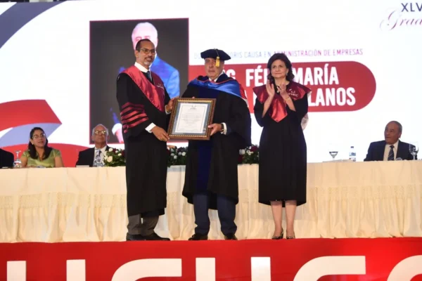 Entrega del título de Doctor Honoris Causa en Administración de Empresas al destacado empresario Félix María García Castellanos, en reconocimiento a sus aportes al desarrollo empresarial y su trayectoria de liderazgo. Foto. Feutne externa 