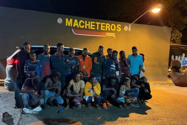 Ejército detiene a 23 indocumentados tras abandono de jeepeta en Valverde