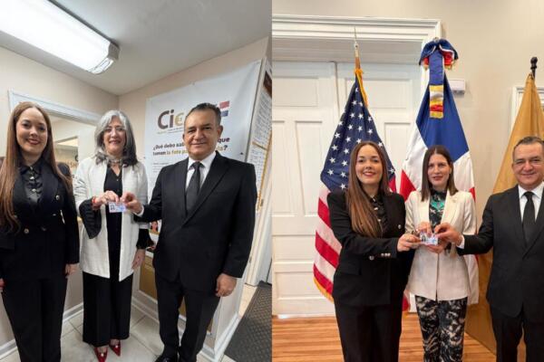 JCE entrega primera nueva cédula en el exterior a embajadoras de RD ante EE. UU.