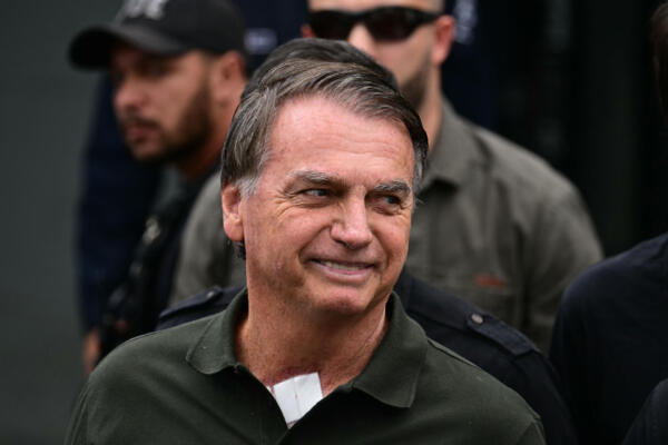 El expresidente brasileño (2019-2022), Jair Bolsonaro, sale del hospital DF Star en Brasilia el 14 de septiembre de 2025, tras someterse a una serie de exámenes médicos, mientras permanece bajo arresto domiciliario. (Foto de Pablo PORCIUNCULA / AFP) 