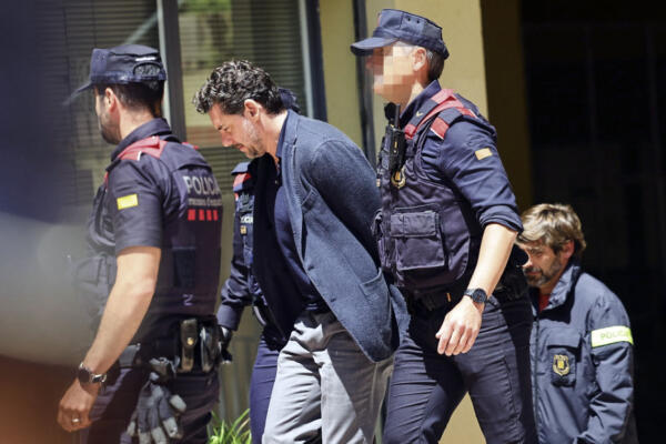 Jonathan Andic, hijo del fundador de Mango, Isak Andic, ha llegado poco antes de la una del mediodía a los juzgados de Martorell (Barcelona) para comparecer ante la jueza que instruye la causa por la muerte del empresario, tras ser detenido esta mañana por los Mossos d'Esquadra. EFE/Alejandro García