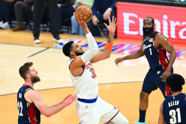 Karl Towns de los Knicks de Nueva York ataca ante la defensa de Cleveland en el tercer juego de la final de conferencia del este