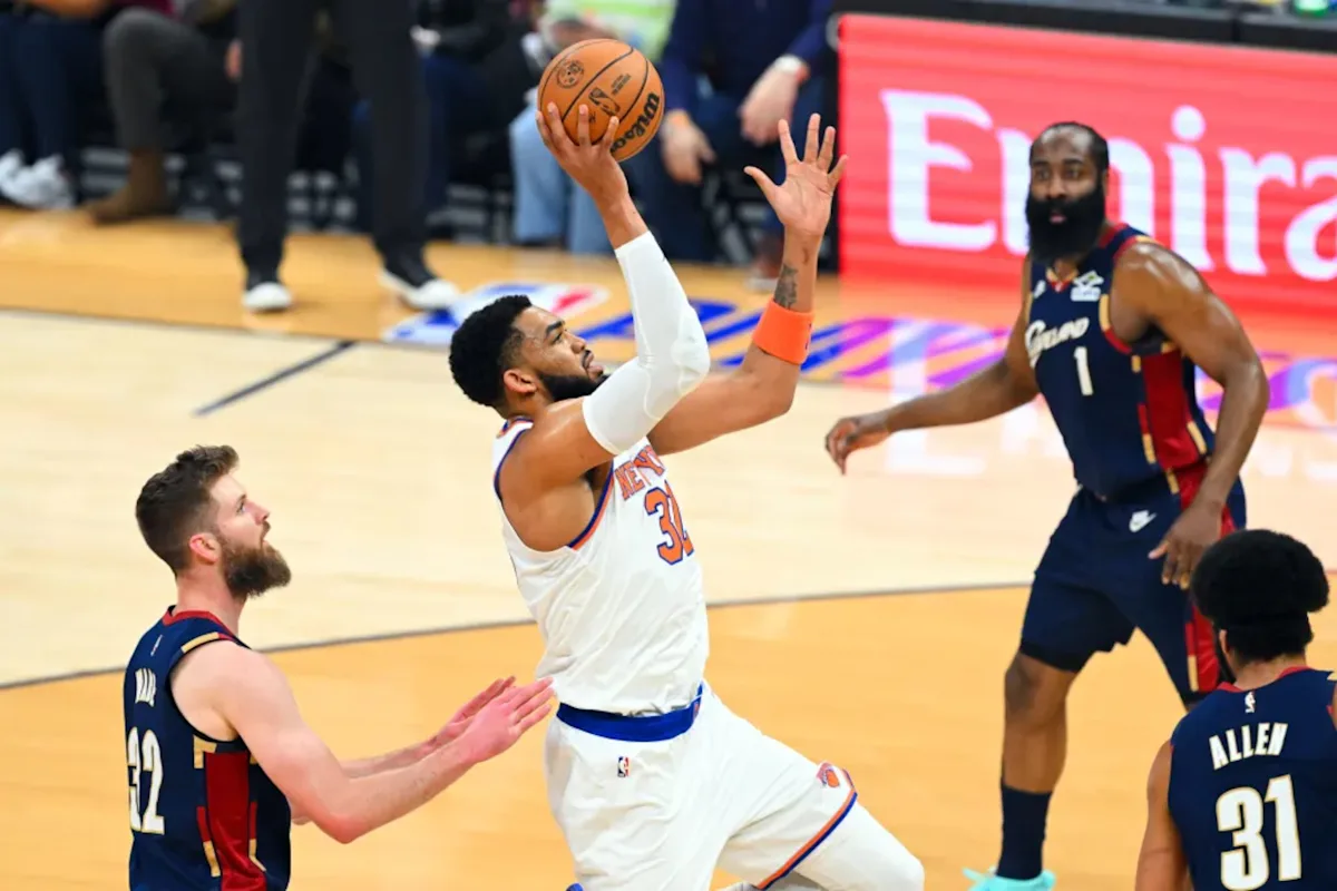 Karl Towns de los Knicks de Nueva York ataca ante la defensa de Cleveland en el tercer juego de la final de conferencia del este