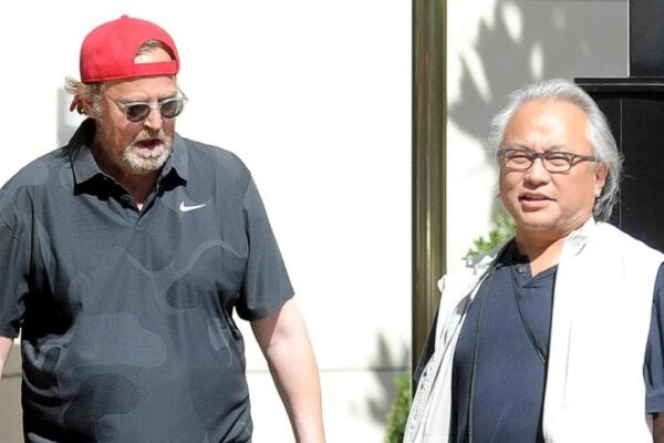 Matthew Perry y su asistente Kenneth Iwamasa. 