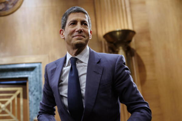 Fotografía que muestra al economista Kevin Warshuna participando en una audiencia de confirmación ante la Comisión Bancaria del Senado en el Capitolio de Estados Unidos, en Washington (EE.UU.). EFE/ Will Oliver