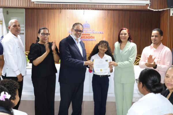 La DGDC reconoció a siete estudiantes ganadores del primer concurso regional de cuentos y guion cinematográfico en Santo Domingo Este.