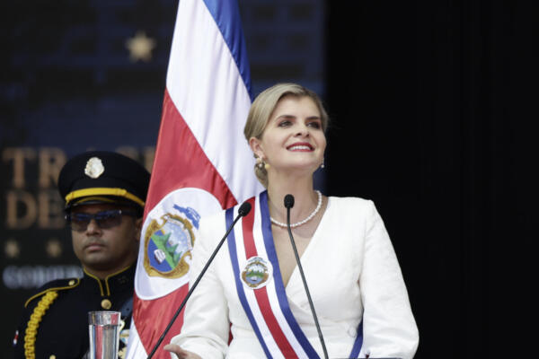 La presidenta electa de Costa Rica, Laura Fernández, habla en su ceremonia de investidura para el periodo 2026-2030, este viernes, en el Estadio Nacional de San José (Costa Rica). EFE/ Jeffrey Arguedas
