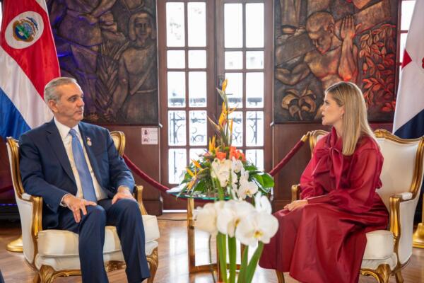 Luis Abinader, presidente de República Dominicana (izq.) y Laura Fernández, presidenta electa de Costa Rica, (der.). 