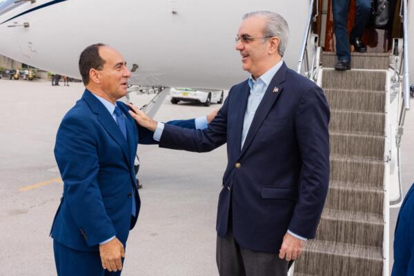 Llegada el presidente Luis Abinader, mientras es recibido oficialmente por el licenciado Gilberto Minaya
