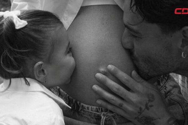 Maluma compartió una fotografía familiar en la que mostró el embarazo de su pareja, Susana Gómez.