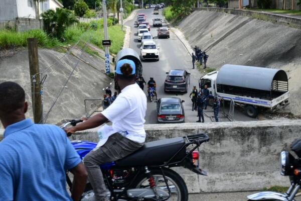 Manifestantes denuncian que la Policía bloqueó accesos y lanzó bombas lacrimógenas contra una protesta ordenada que reclamaba empleo e inversión local.