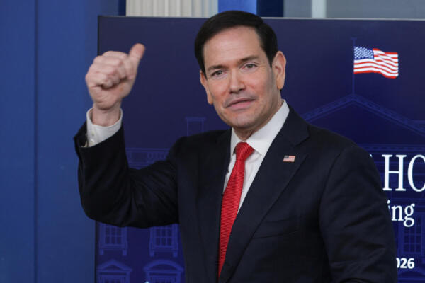 5 de mayo de 2026: El secretario de Estado de EE. UU., Marco Rubio, abandona una rueda de prensa tras su intervención en la Sala de Prensa Brady de la Casa Blanca.  (Foto de ALEX WONG / GETTY IMAGES NORTH AMERICA / Getty Images vía AFP)